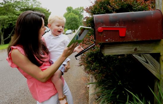 2024_photo_mom-son-mailbox